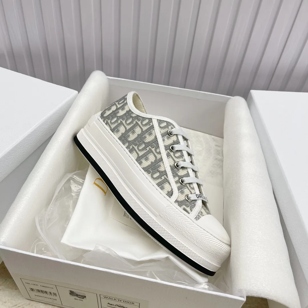 👟👟Ex-factory price 520👟👟 Women's shoes factory ready stock high quality Dior )Flat sneakers are made of fully embroidered iconic patterns💎💎♦️Top quality in the market🎗Breaking hot model in foreign counters🎗Non-market ordinary imitation version🎗🔳The fabric is made of Italian🇮🇹imported fabric❗️Embroidered upper, original mold injection Logo frosted five-pointed star outsole🔳Inside imported lambskin + high elasticity injection molding mold Logo foam pads Number of yards: 35 to 41